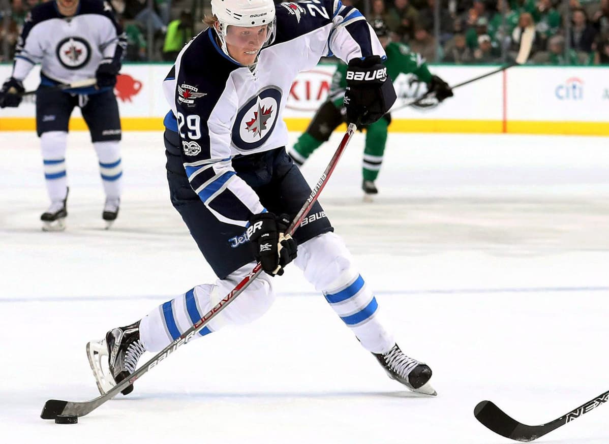 Winnipeg Jetsin Patrik Laine tekee maalin Dallasia vastaan 2. helmikuuta 2017.