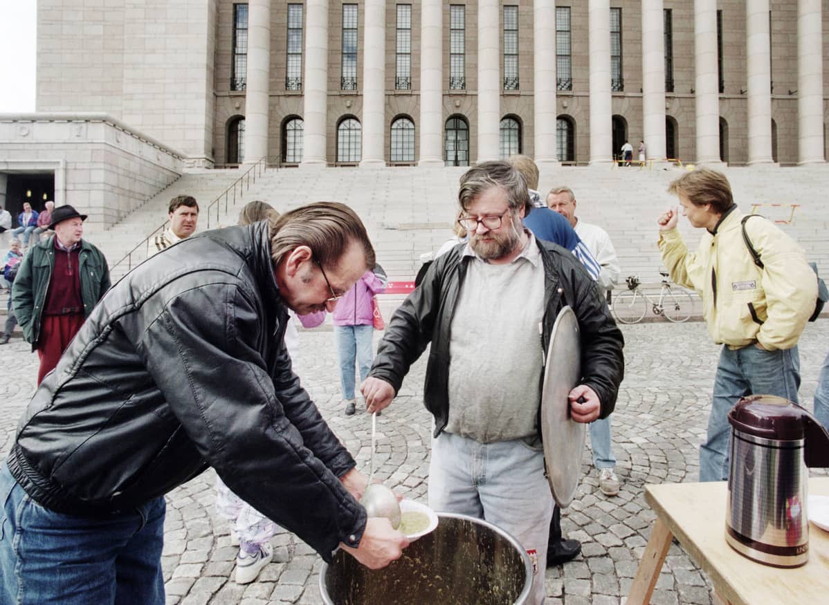 Historiallisessa kuvassa on työttömien lähetystö eduskunnassa 13. syyskuuta 1995.