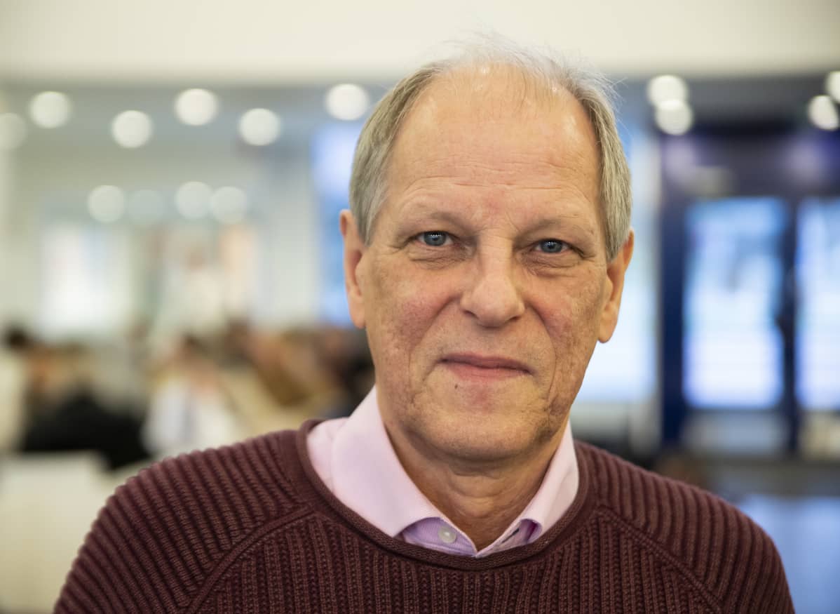 Hannu Eeva Salon lukion aulassa.