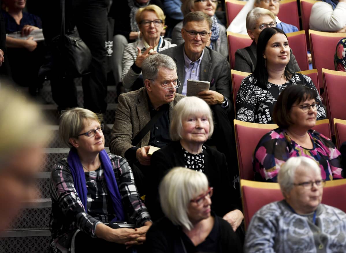 Tasavallan presidentti Sauli Niinistö seurasi Messukeskuksen auditorion portailla istuen keskustelua.