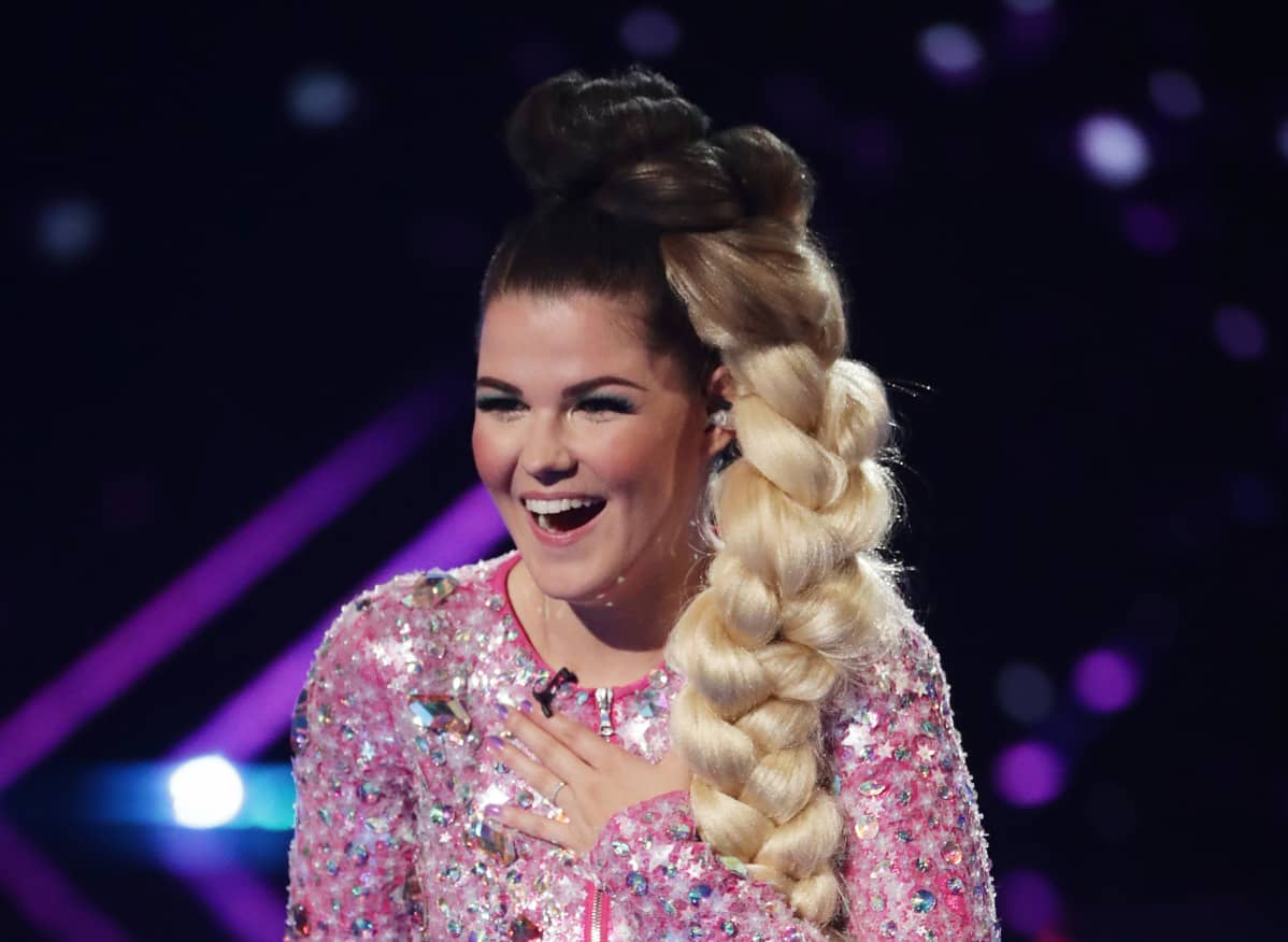 Saara Aalto kuvattuna esityksensä jälkeen X-Factor Live -finaaleissa 22. lokakuuta.