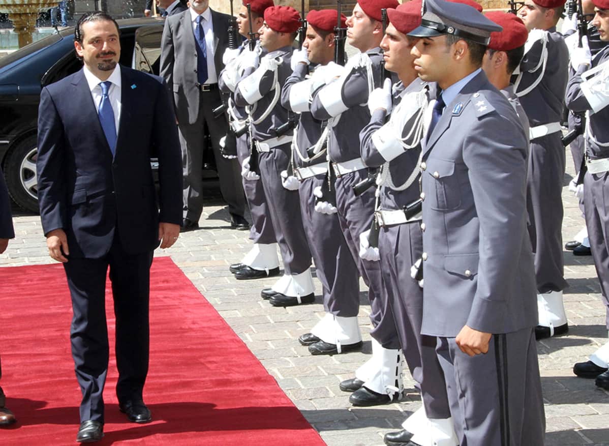 Entinen pääministeri Saad Hariri saapuu pääministerin palatsille tapaamaan nykyistä pääministeriä Tammam Salamia 8. elokuuta Beirutissa.