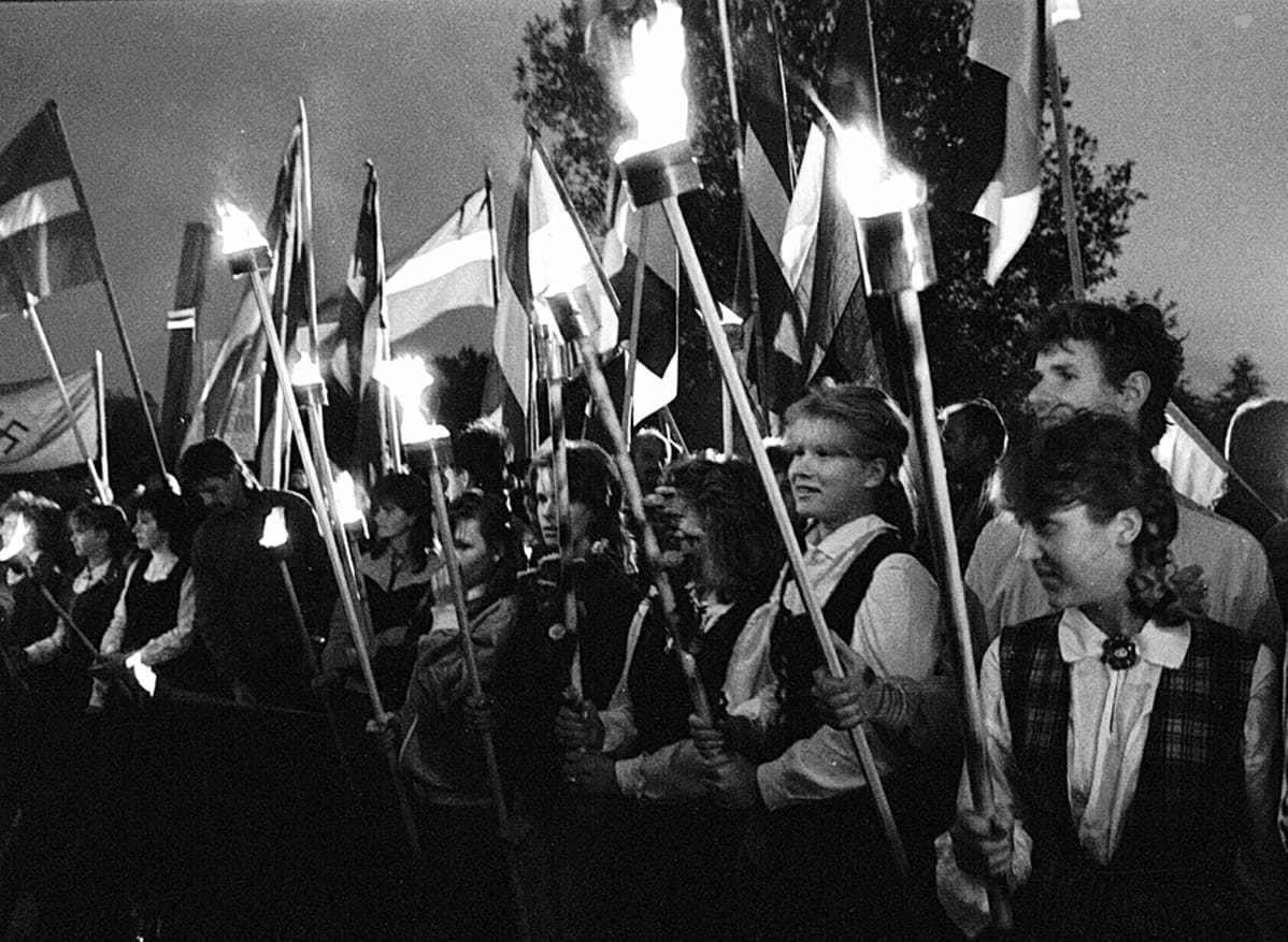 Arkistokuva virolaisten, latvialaisten ja liettualaisten muodostamasta ihmisketjusta 23. elokuuta 1989.