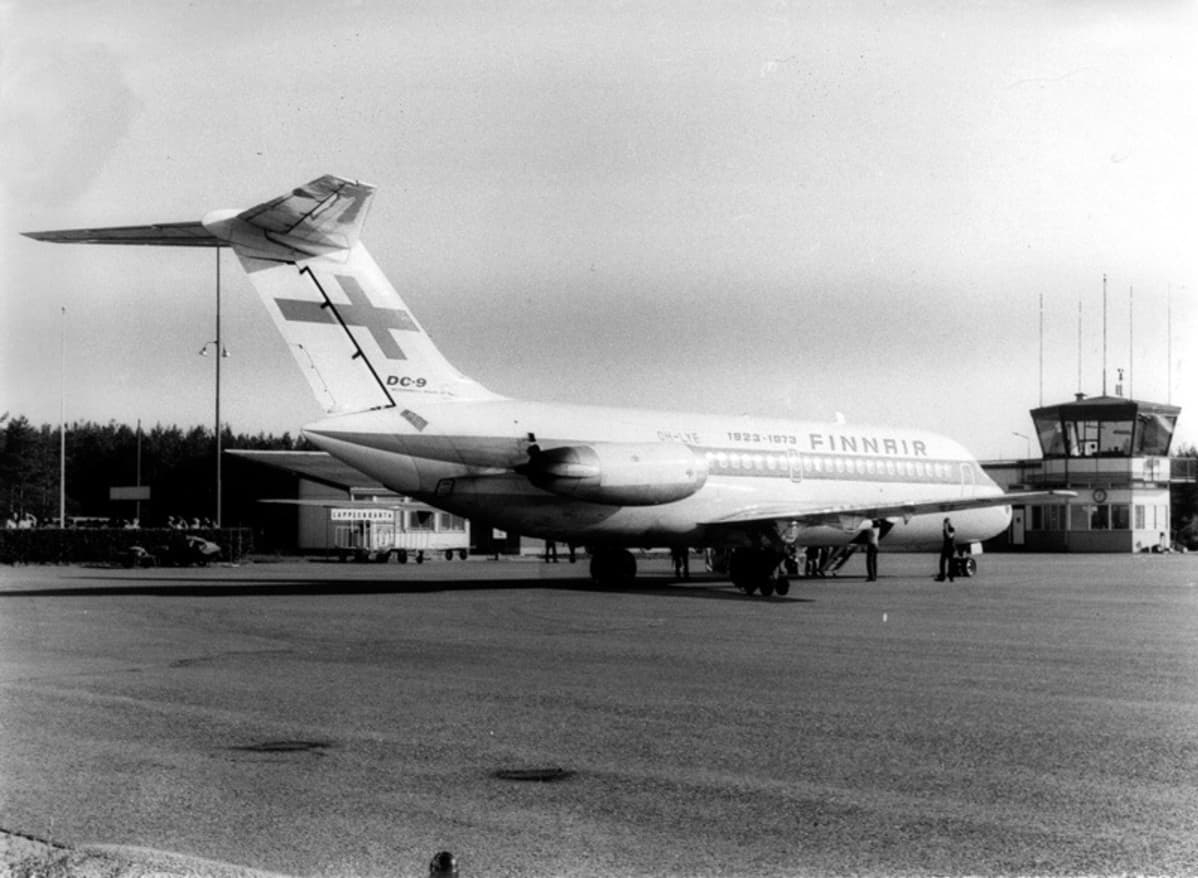 Finnairin lentokone Lappeenrannan lentokentällä vuonna 1973