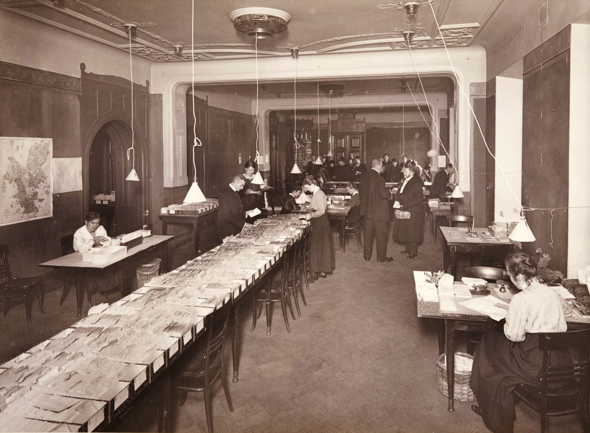 Ensimmäisen maailmansodan aikainen säännöstelykorttikanslia Vanhalla Seurahuoneella Helsingissä marraskuussa 1917.