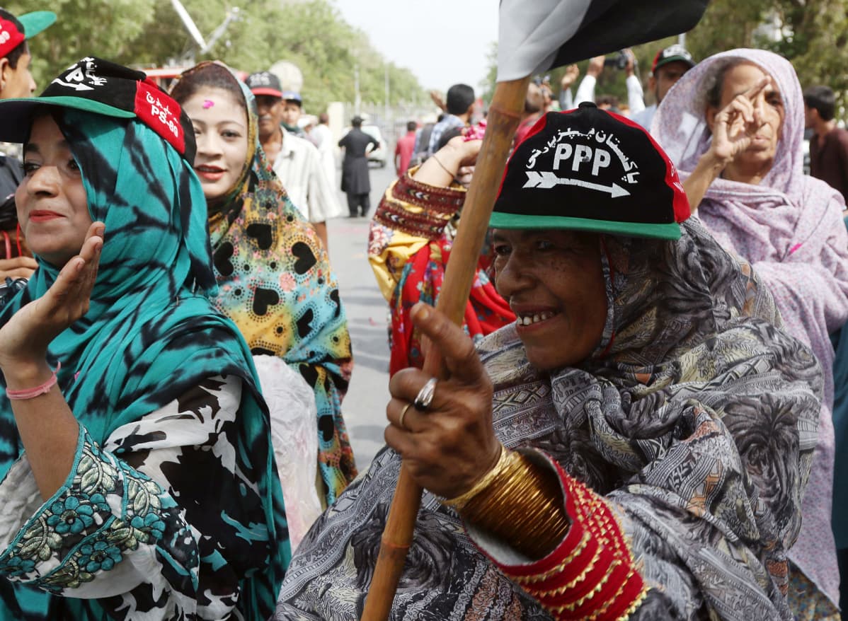 PPP -puolueen kannattajat kampanjoivat kadulla Karachissa.