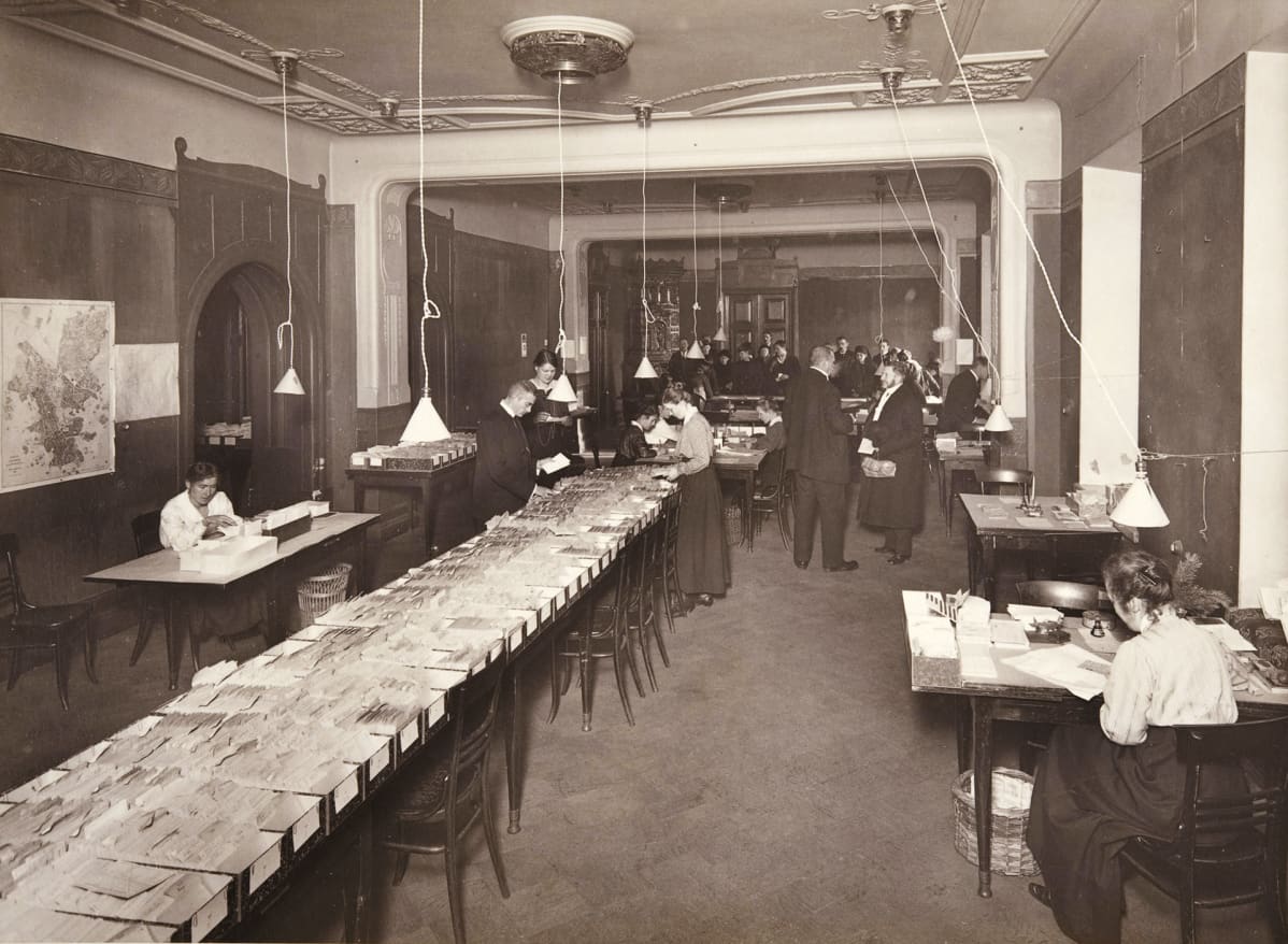 Ensimmäisen maailmansodan aikainen säännöstelykorttikanslia Vanhalla Seurahuoneella Helsingissä marraskuussa 1917.