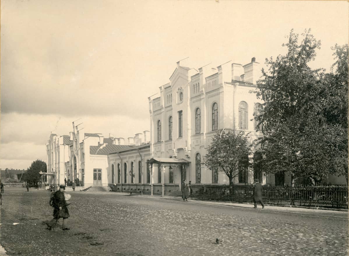 Vuodelta 1909 oleva kuva Pietarissa sijaitsevasta Suomen rautatieasemasta