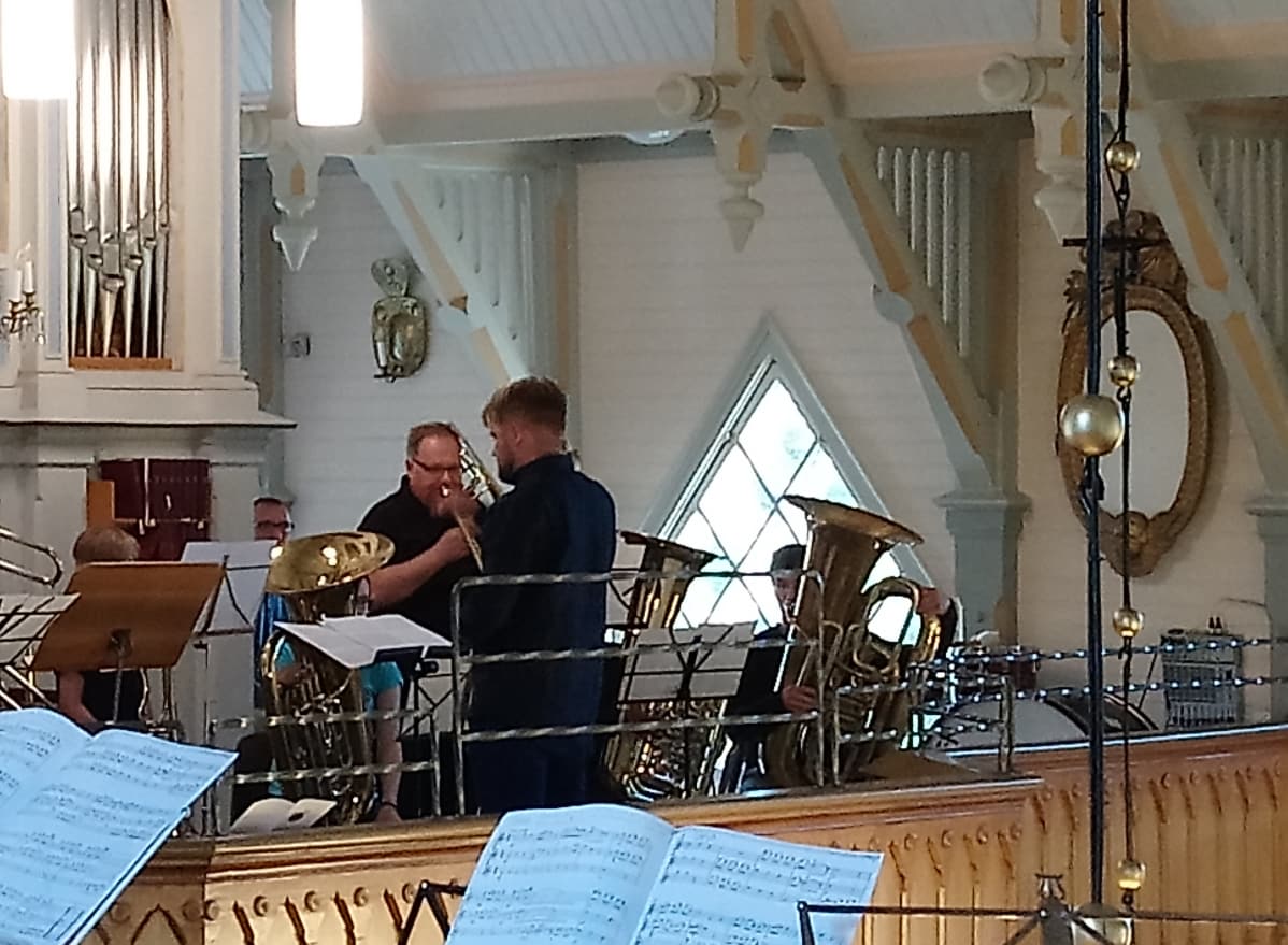 Arto Kallio soittaa bassopasuunaa Kälviän kirkossa musiikkileirin konsertissa.