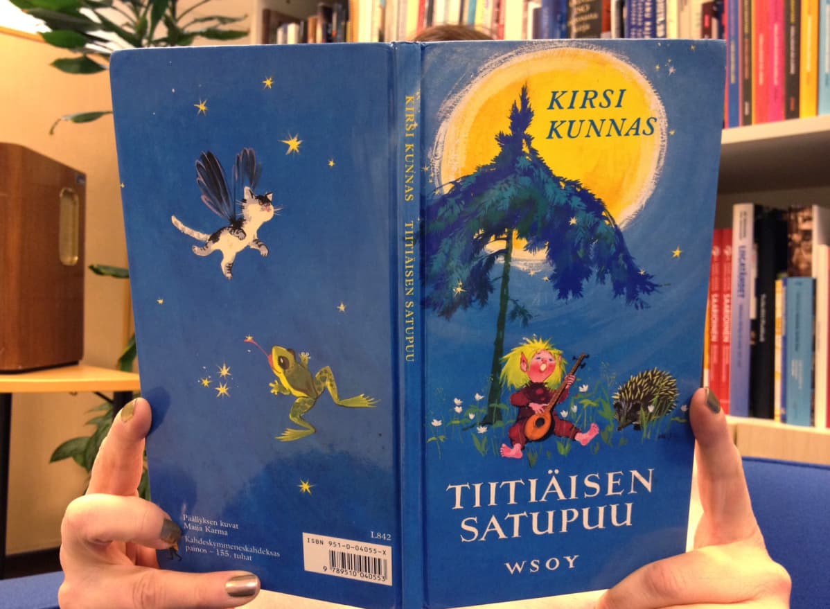 Tiitiäisen satupuu kirjan kansikuva