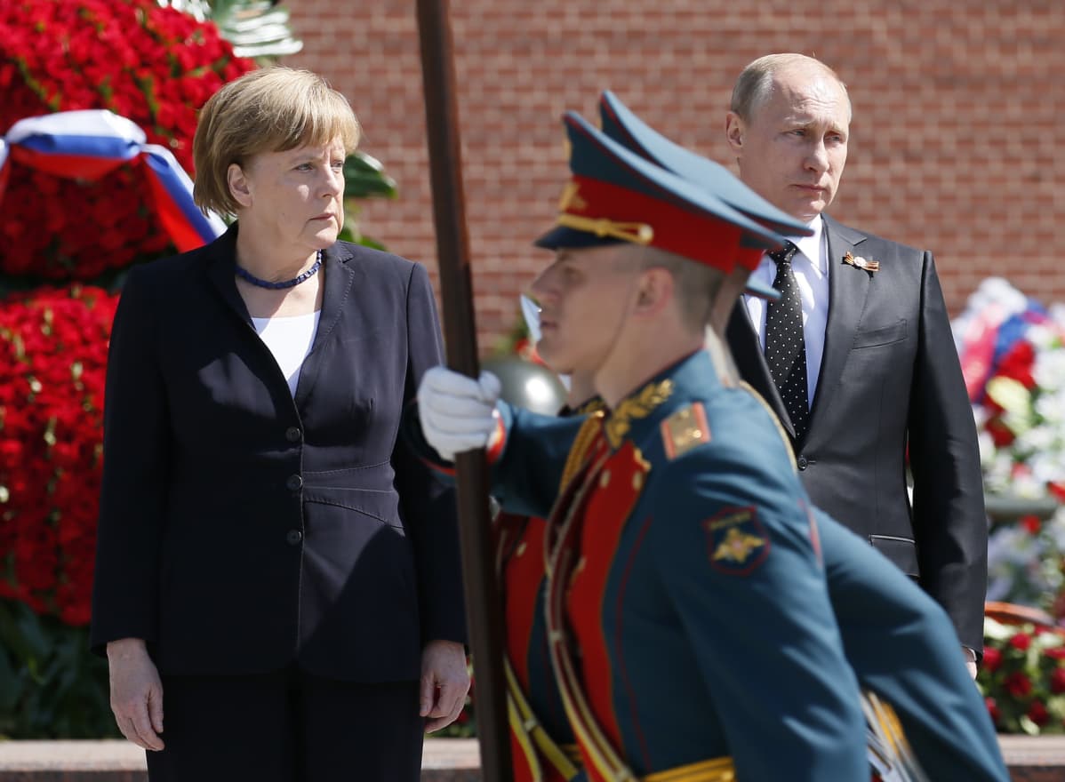 Saksan liittokansleri Angela Merkel ja Venäjän presidentti Vladimir Putin Moskovassa seppeleenlaskun jälkeen 10.5.2015.