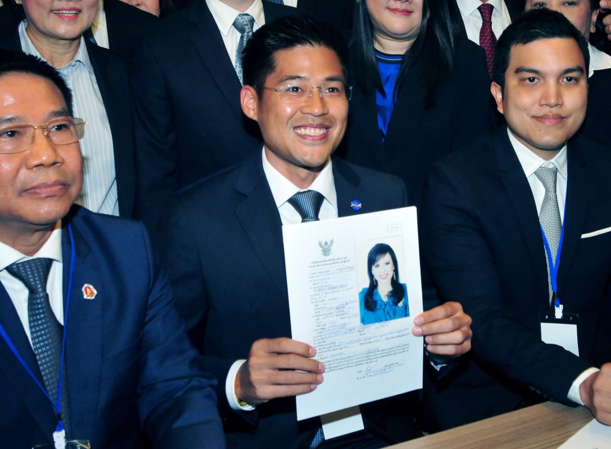 Thai Raksa -puolueen johto esittelee prinsessa Ubolratanan ehdokasilmoitusta.