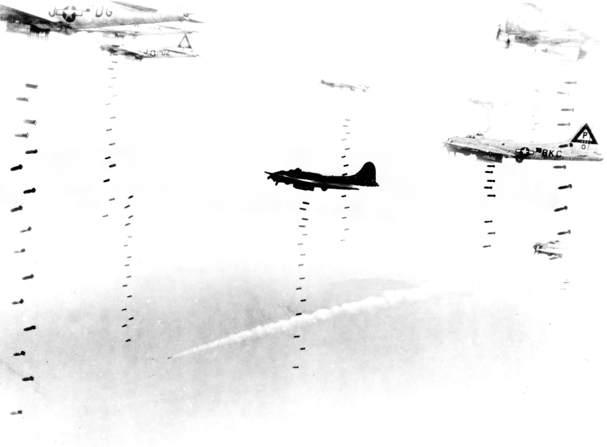 Yhdysvaltalaisia B-17 Flying Fortress pommikoneita Dresdenin yllä.