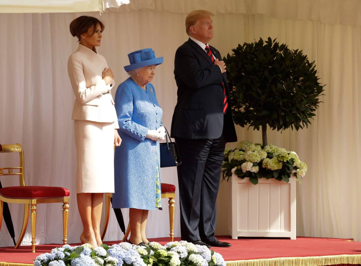 Kuningatar Elisabet II, Yhdysvaltain presidentti Donald Trump ja vaimonsa Melania Trump tervetuliaisseremoniassa Windsorin linnassa.