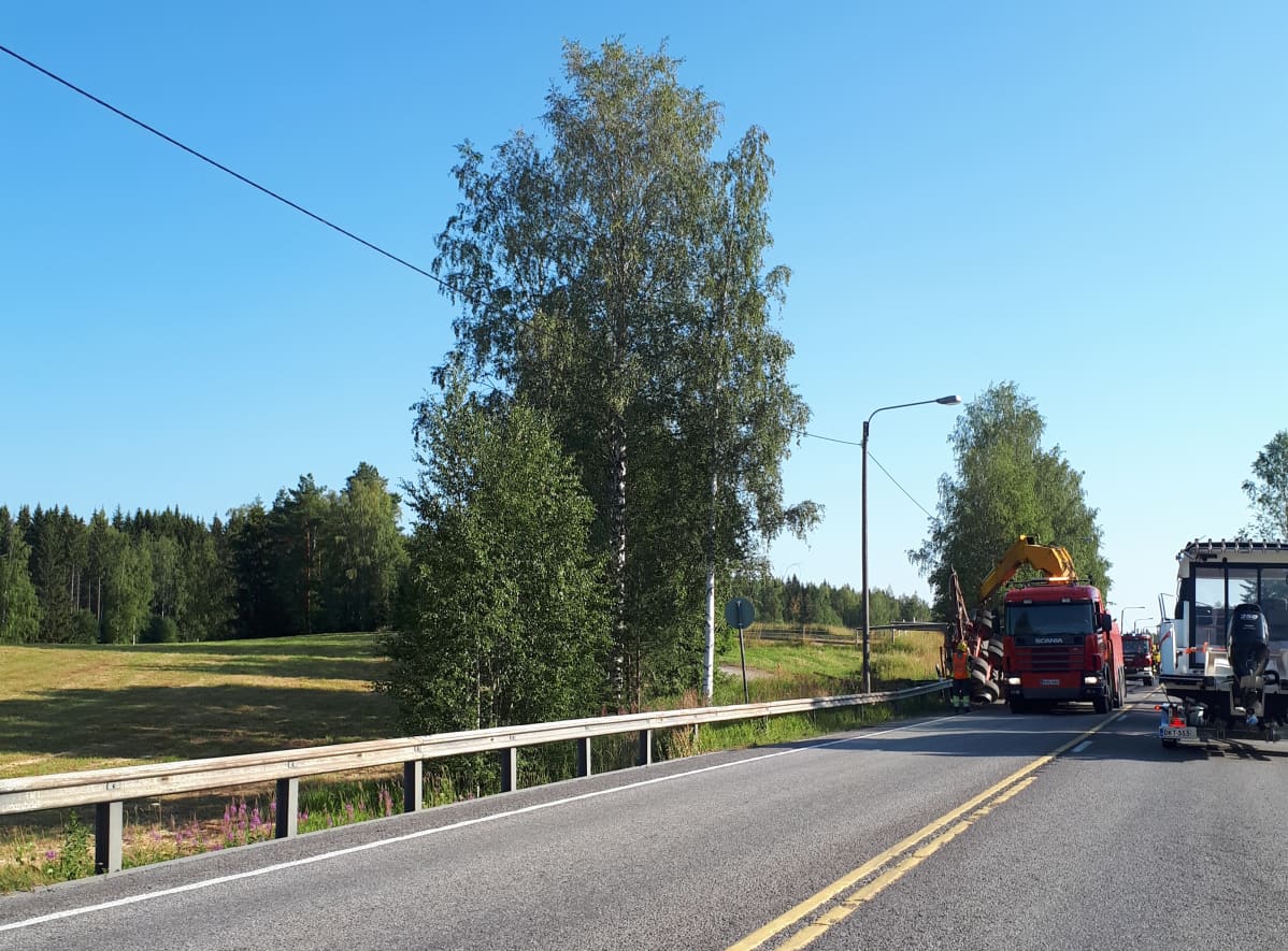 Kaatunut tukkirekka tiellä 9-tiellä Korpilahdella.