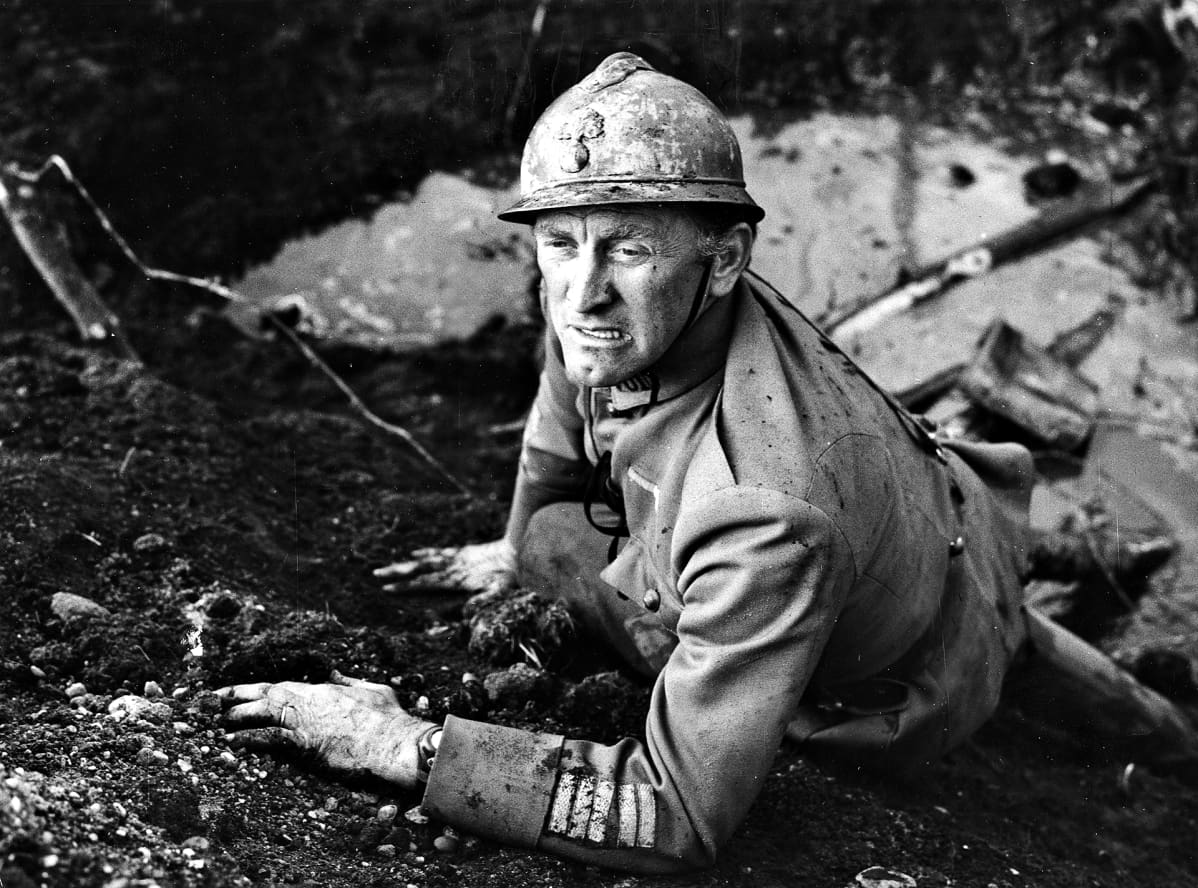 Näyttelijä Kirk Douglas elokuvassa Paths Of Glory.
