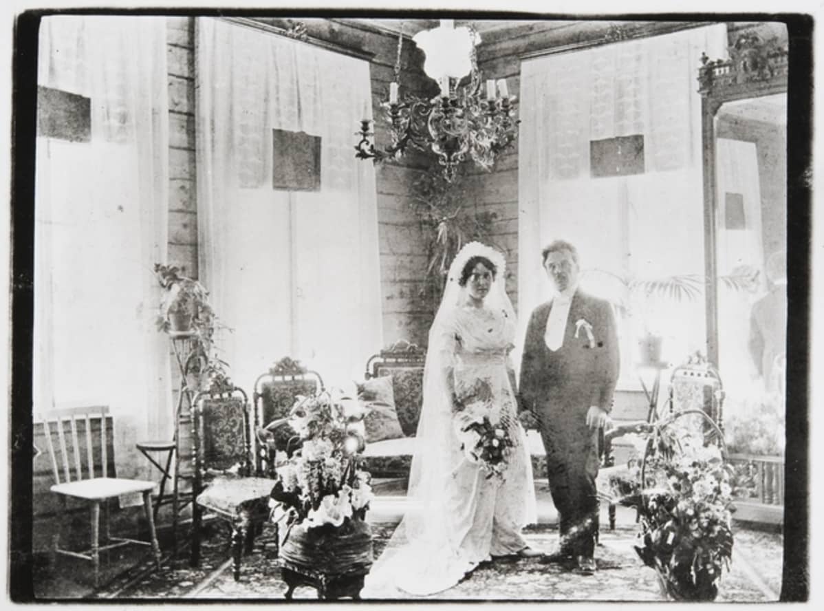Alma Silventoinen ja Toivo Kuula häissään Skinnarilan hovissa 29.4.1914.