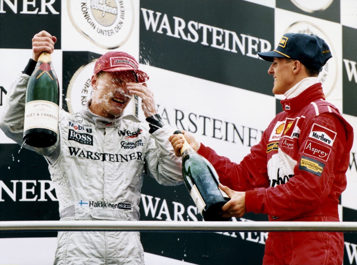 Mika Häkkinen kukisti Michael Schumacherin tiukassa F1-mestaruustaistossa kaudella 1998.