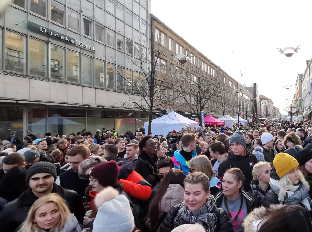 Pikkulaskiaisen viettäjiä Turussa 2020.