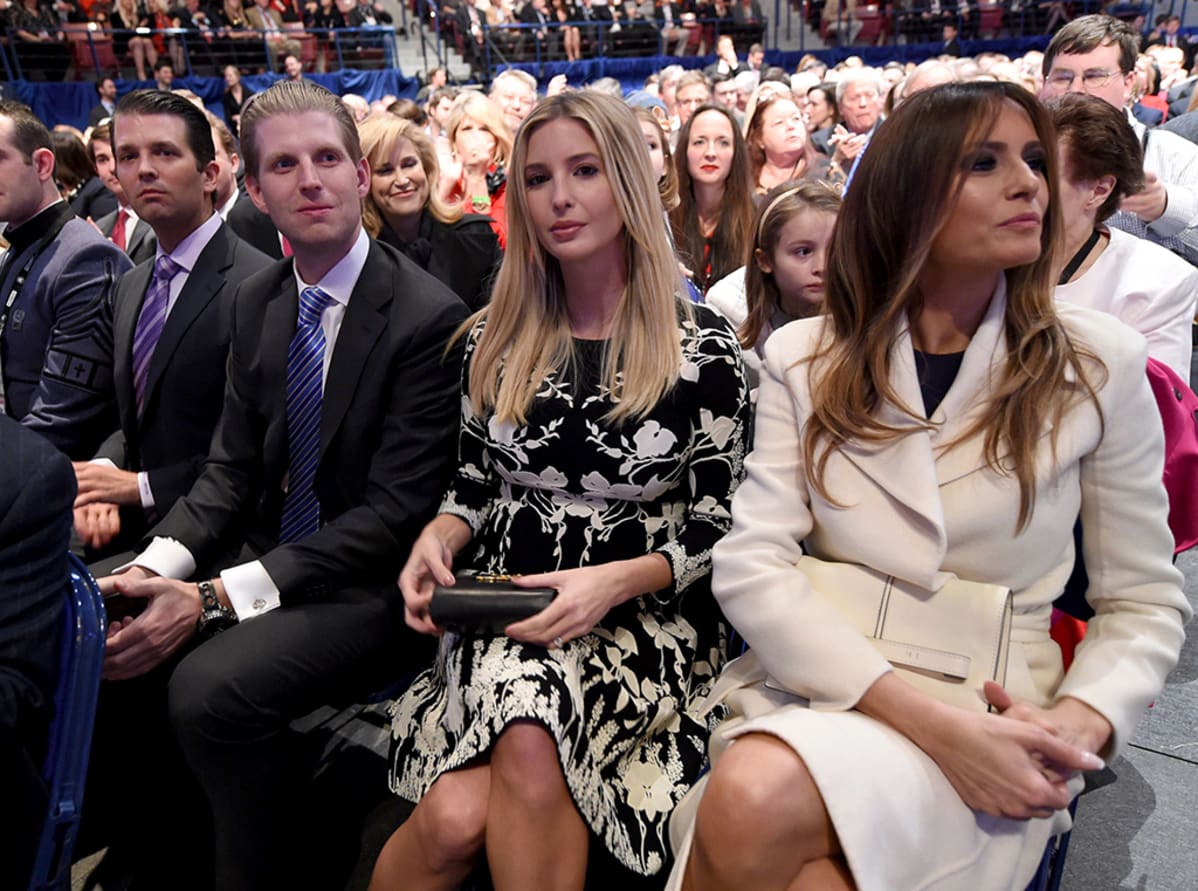 Melania Trump (oik.) ja Ivanka Trump republikaanien vaaliväittelyssä 14. tammikuuta Etelä-Carolinassa.