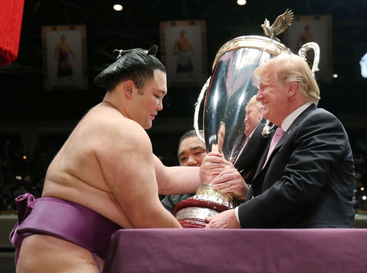 Presidentti Trump antoi pokaalin sumopainija Asanoyamalle Tokiossa sunnuntaina.