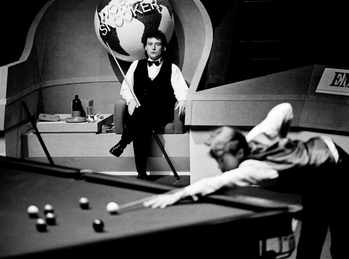 Jimmy White seuraa vierestä, kun Stephen Hendry putsaa pöytää vuoden 1992 MM-finaalissa. Kamppailu päättyi Hendryn 18–14-voittoon, vaikka White johti jo erin 14–8.