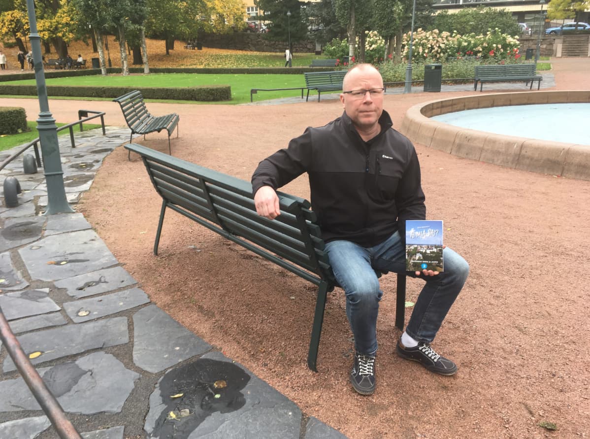 Mikko Mannonen kirjansa kanssa