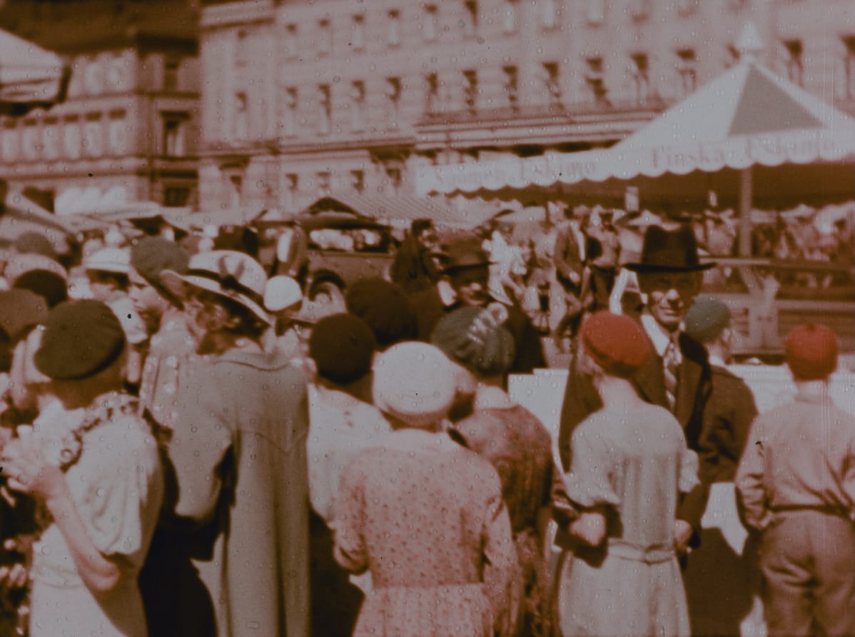 Ihmisvilinää Helsingin Kauppatorilla vuonna 1936. Stillkuva filmistä Helsingfors, Finland 1936
