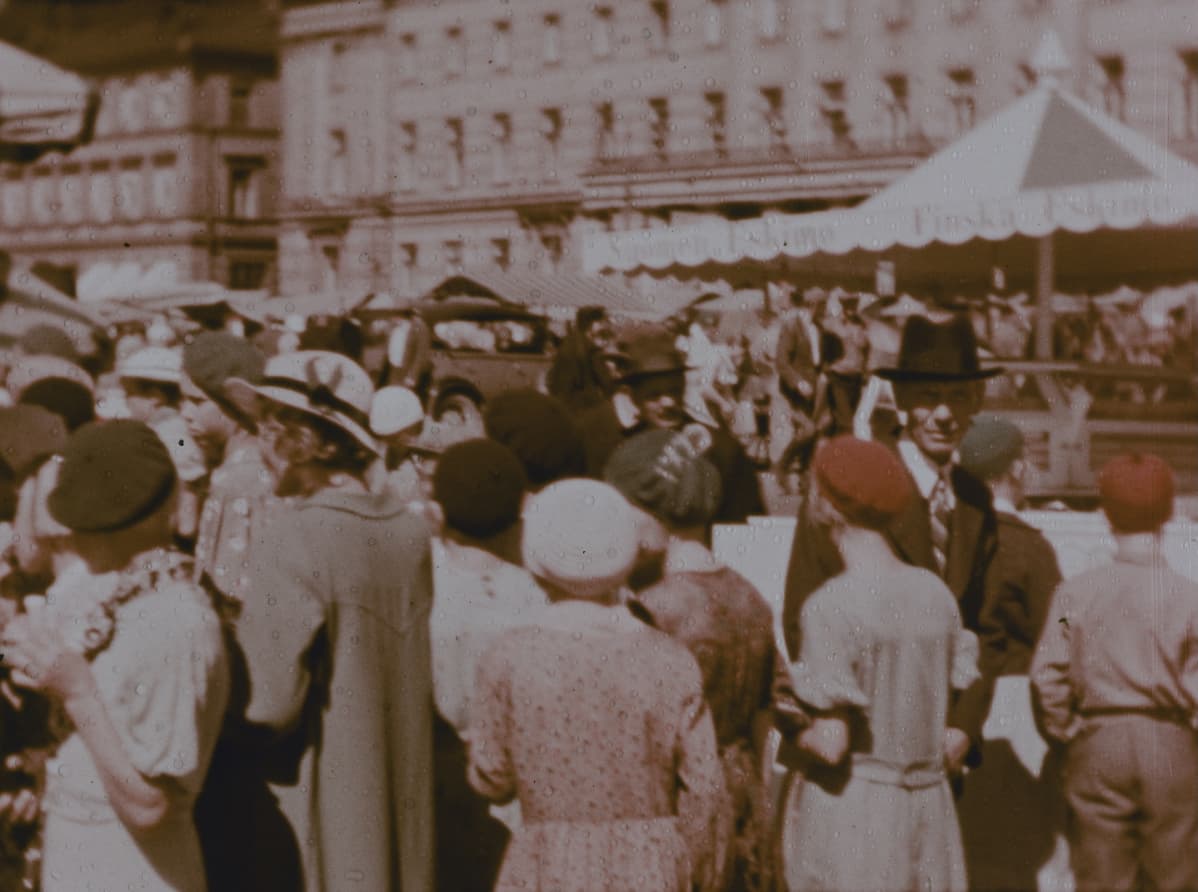 Ihmisvilinää Helsingin Kauppatorilla vuonna 1936. Stillkuva filmistä Helsingfors, Finland 1936