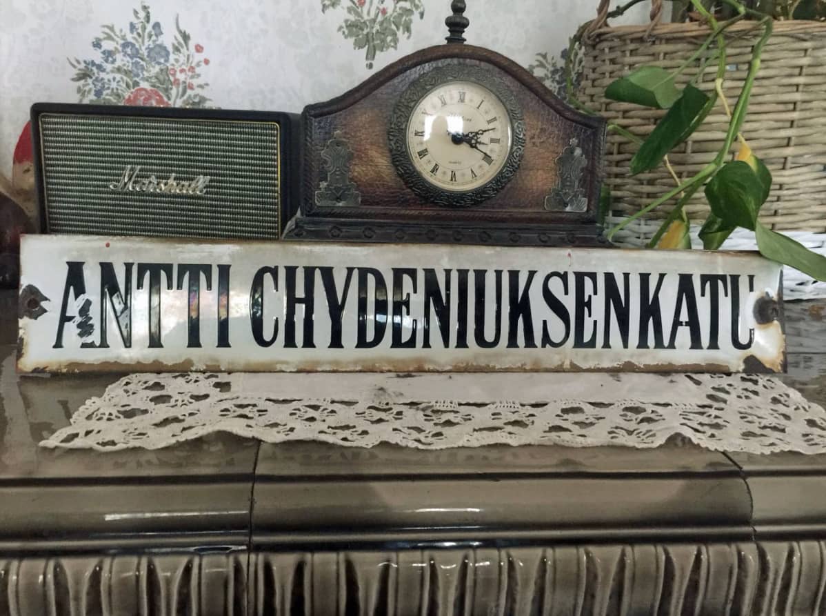 Kuvassa vanha, emalinen katukyltti, jossa Antti Chydeniuksenkatu on kirjoitettu yhteen.