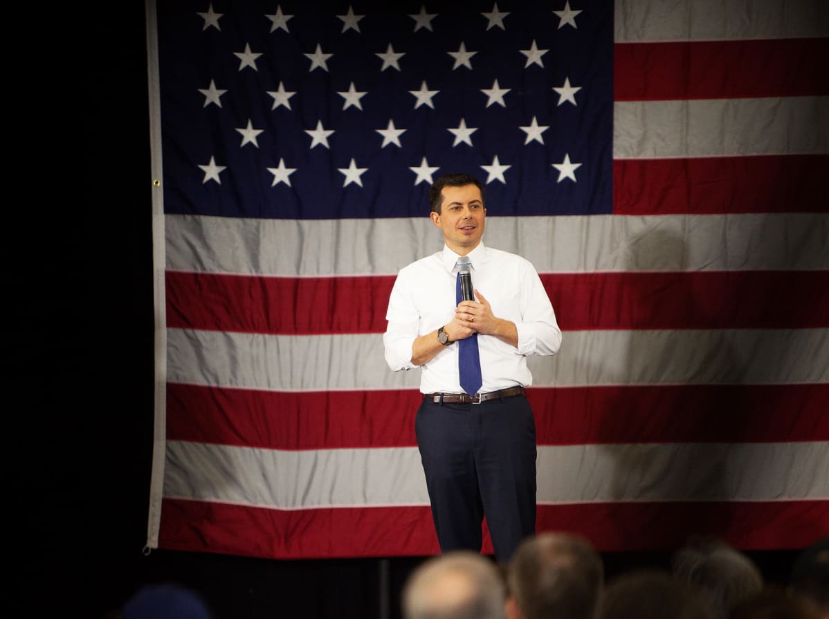 Pete Buttigieg lavalla.