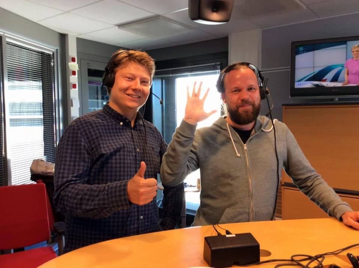 Oulun ammattikorkeakoulun opettaja Aki Latvamäki (oik.) ja Pavan puheenjohtaja Jukka Vidgren uskovat, että pelialan ja muiden luovien alojen yhteistyö laajenee tulevaisuudessa.