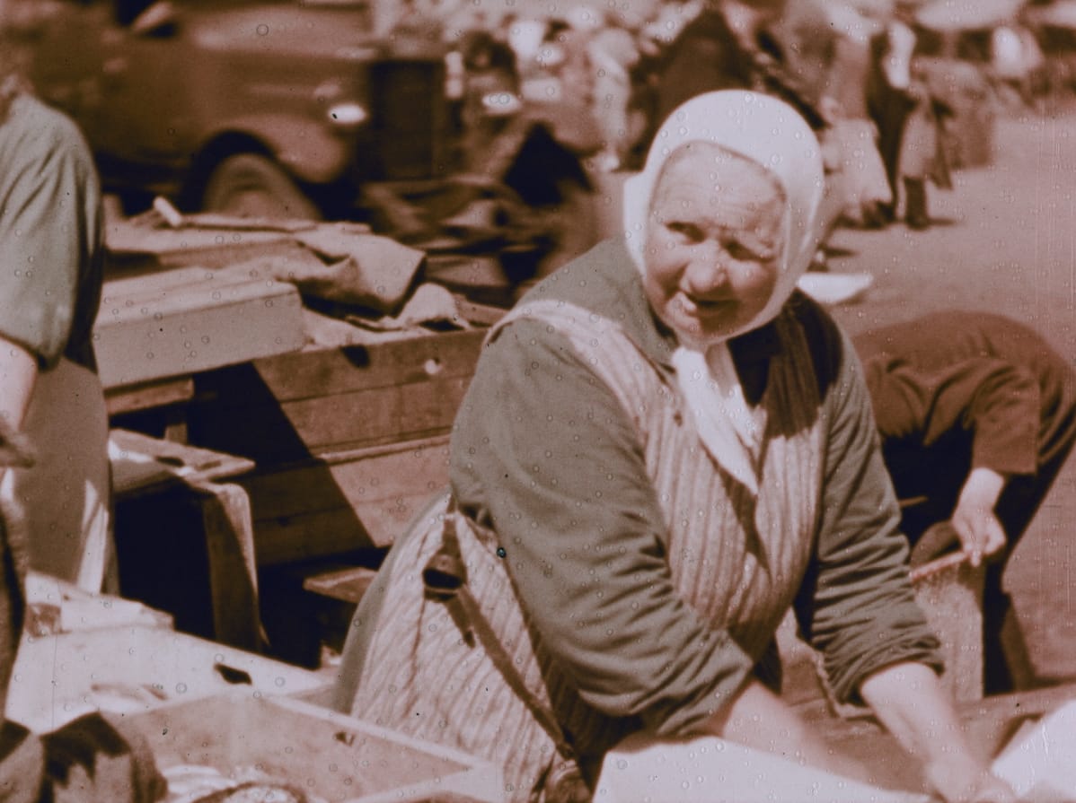 Kalakauppaa Helsingin Kauppatorilla vuonna 1936. Stillkuva filmistä Helsingfors, Finland 1936