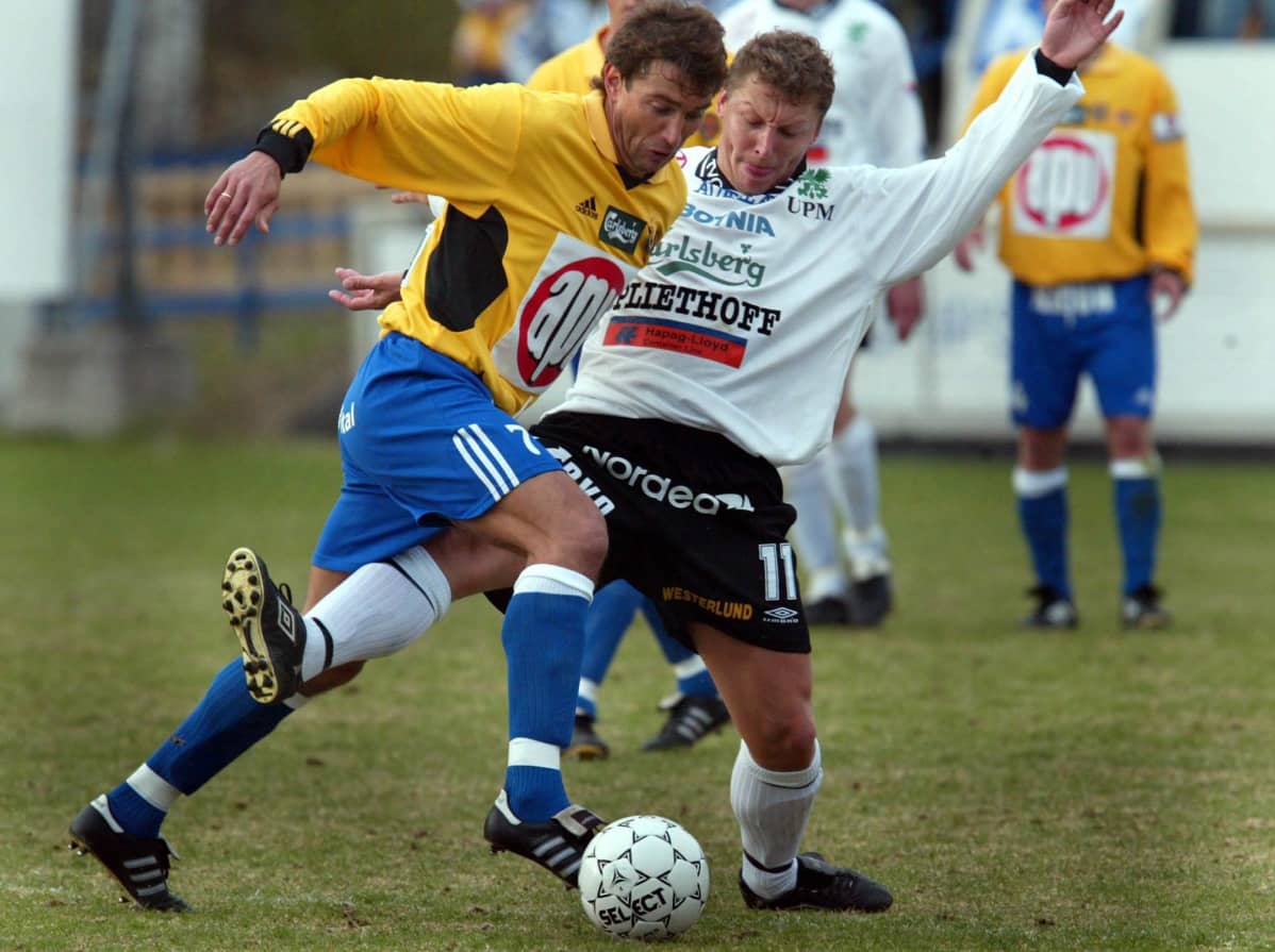 Aleksei Eremenko oli paha pideltävä pelaajaurallaan. Tässä palloa tavoittelee Hakan Jukka Ruhanen.
