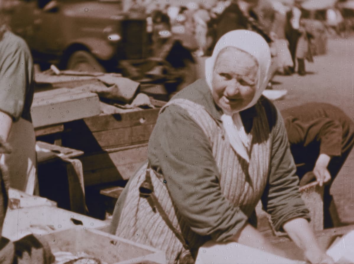 Kalakauppaa Helsingin Kauppatorilla vuonna 1936. Stillkuva filmistä Helsingfors, Finland 1936