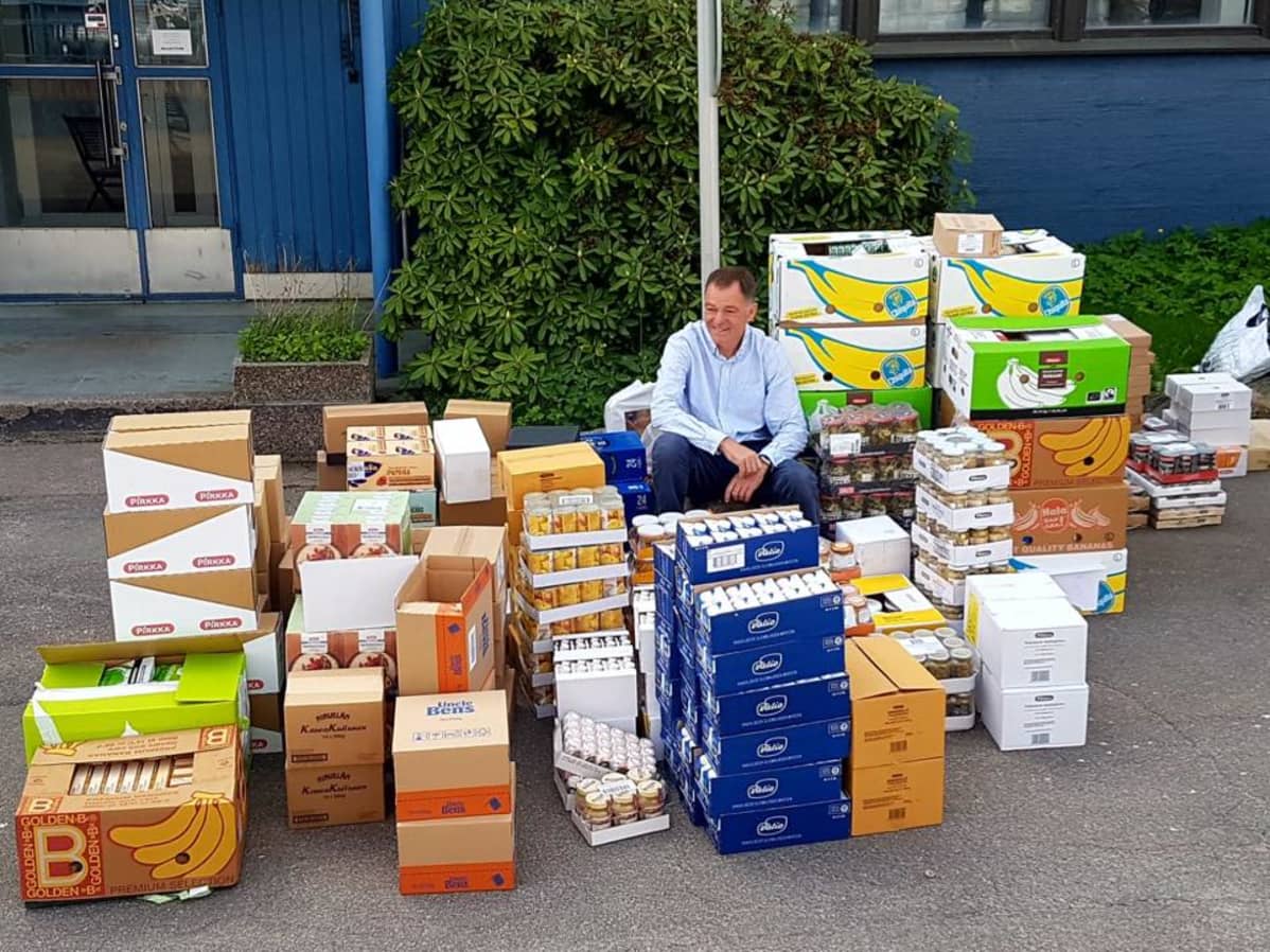 Tapio Lehtisellä on mukanaan lähes tuhat kiloa ruokaa.