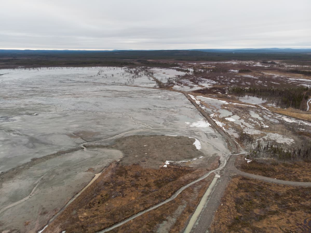Kaunisvaaran kaivoksen jätealtaan itäosaa 11.5.2019. Yle on saanut kuvan rajaseudun asukkailta. Tapulivuoma, Pajala, Ruotsi.