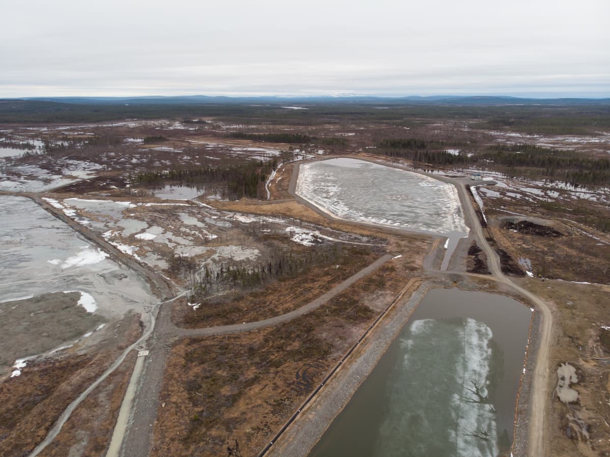 Kaunisvaaran kaivoksen jätealtaan itälaita ja lounaisnurkka 11.5.2019. Yle Uutiset on saanut kuvan rajaseudun asukkailta.