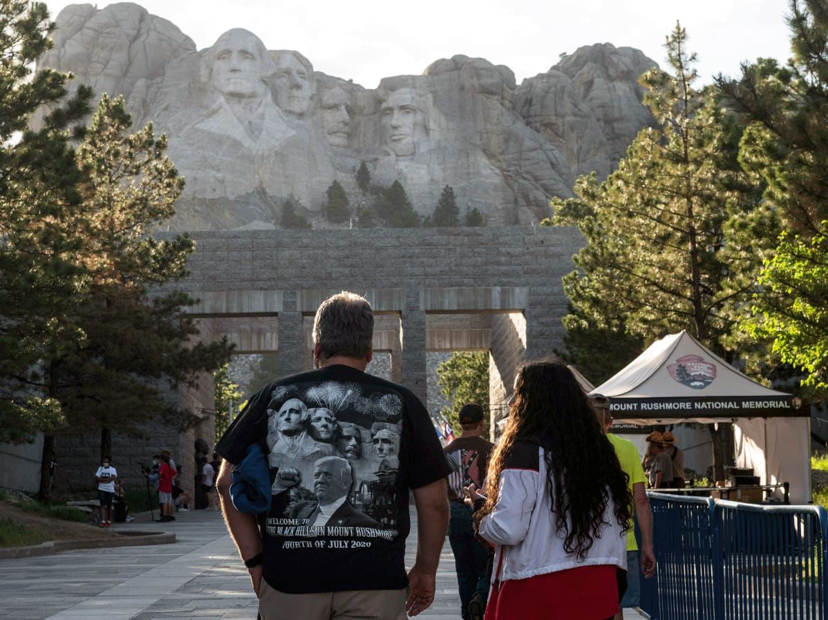 Turisteja Mount Rushmore -monumentin sisäänkäynnillä.