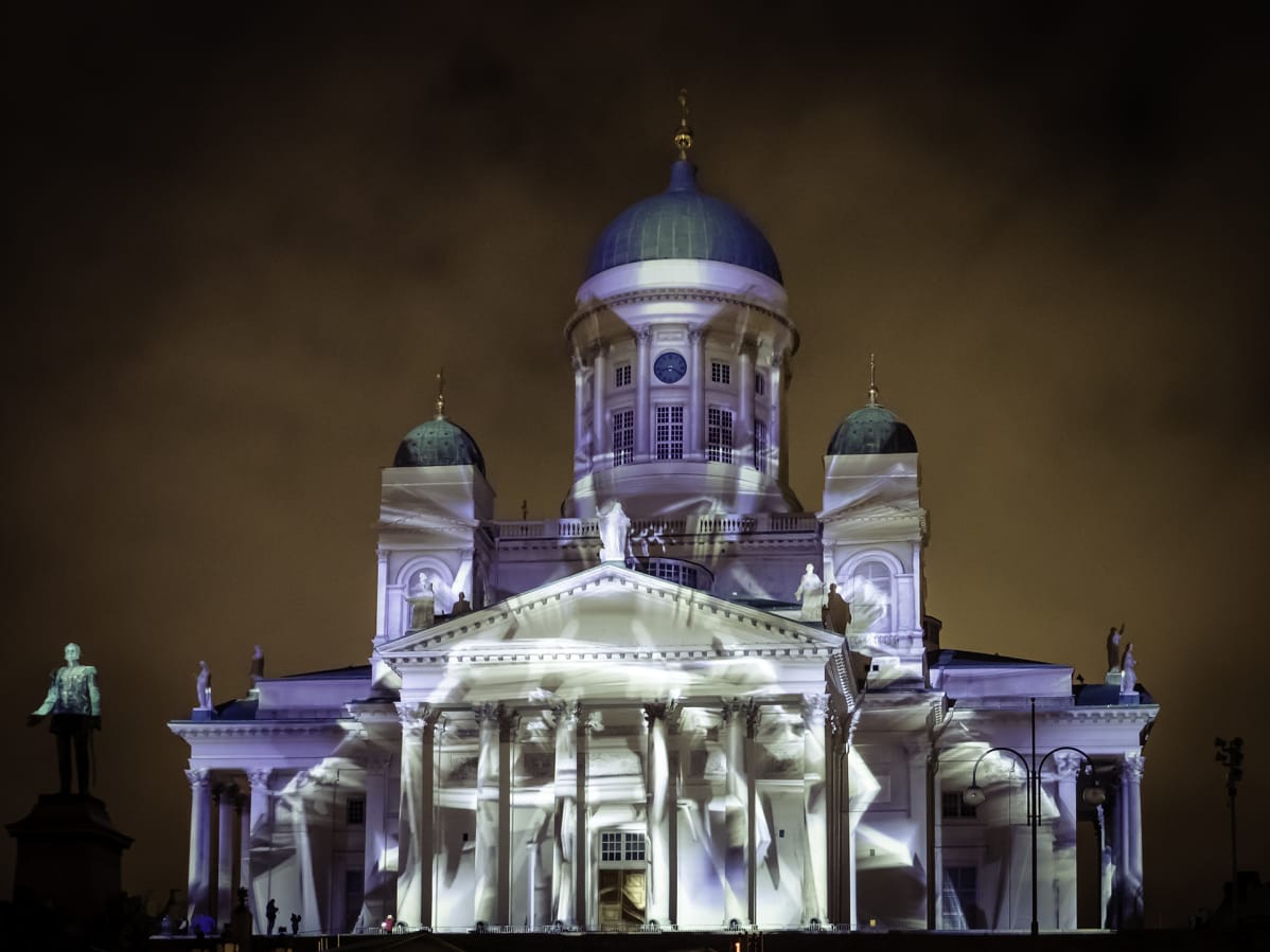 Tuomiokirkko valaistuna LUX 2018-tapahtumassa.