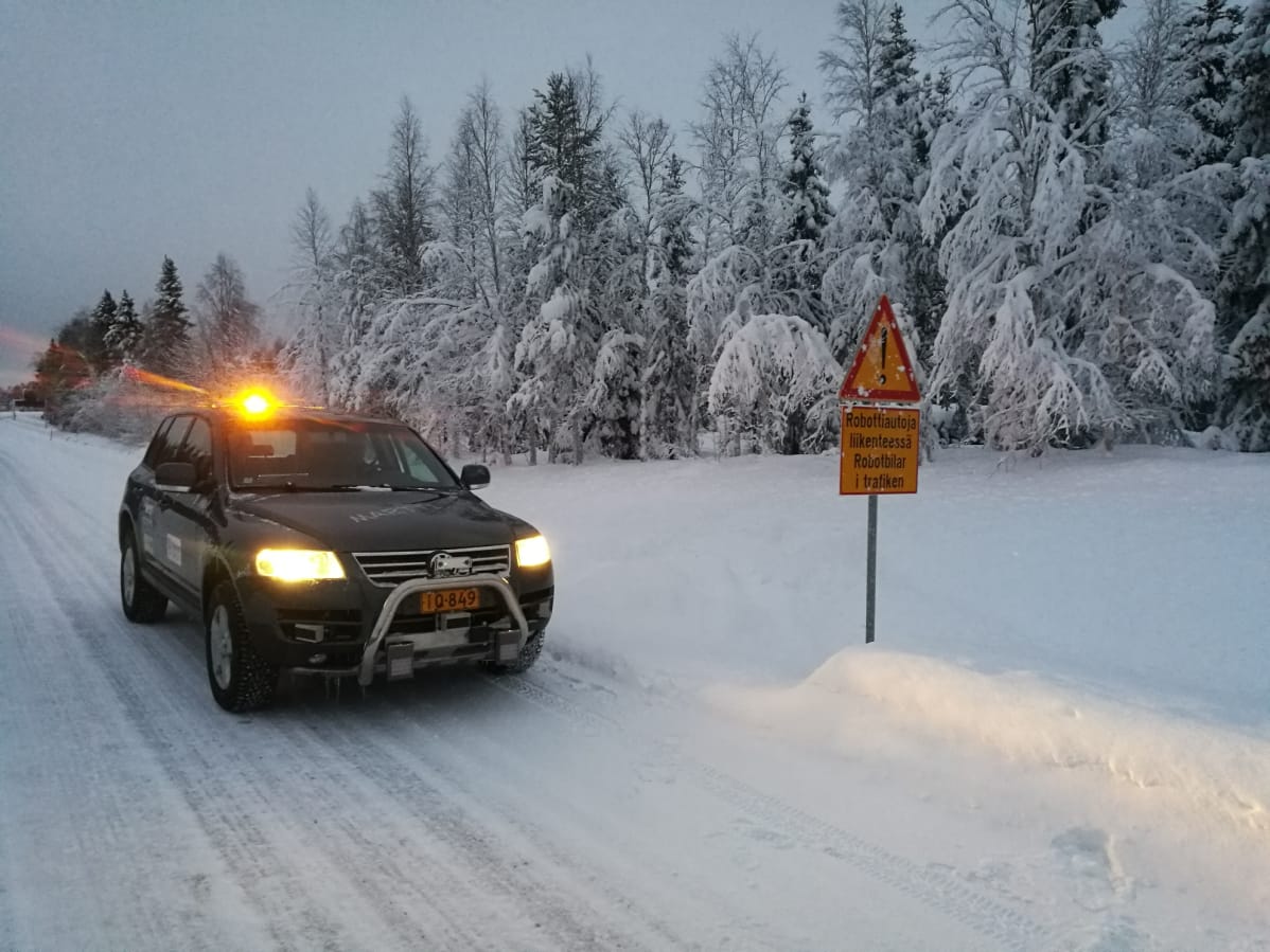 robottiauto Martti talvisella tiellä