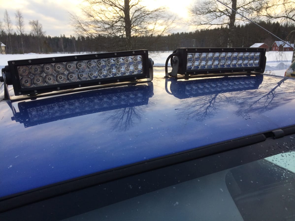 Lisävaloja auton katolla.