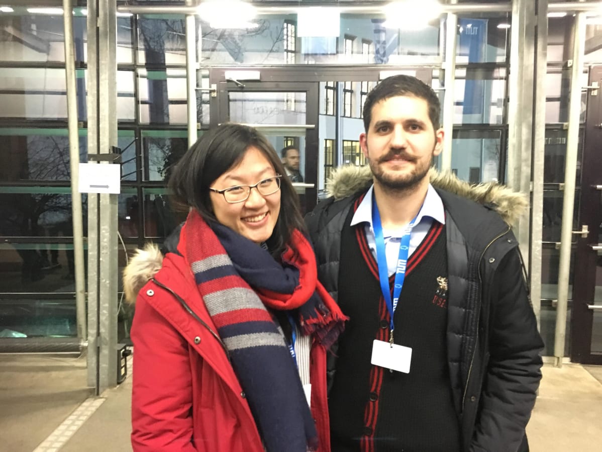 Julia Wang ja Okyanos Paksoy saapuivat torstaina kuuntelemaan Google-pomo Eric Schmidtin puhetta.