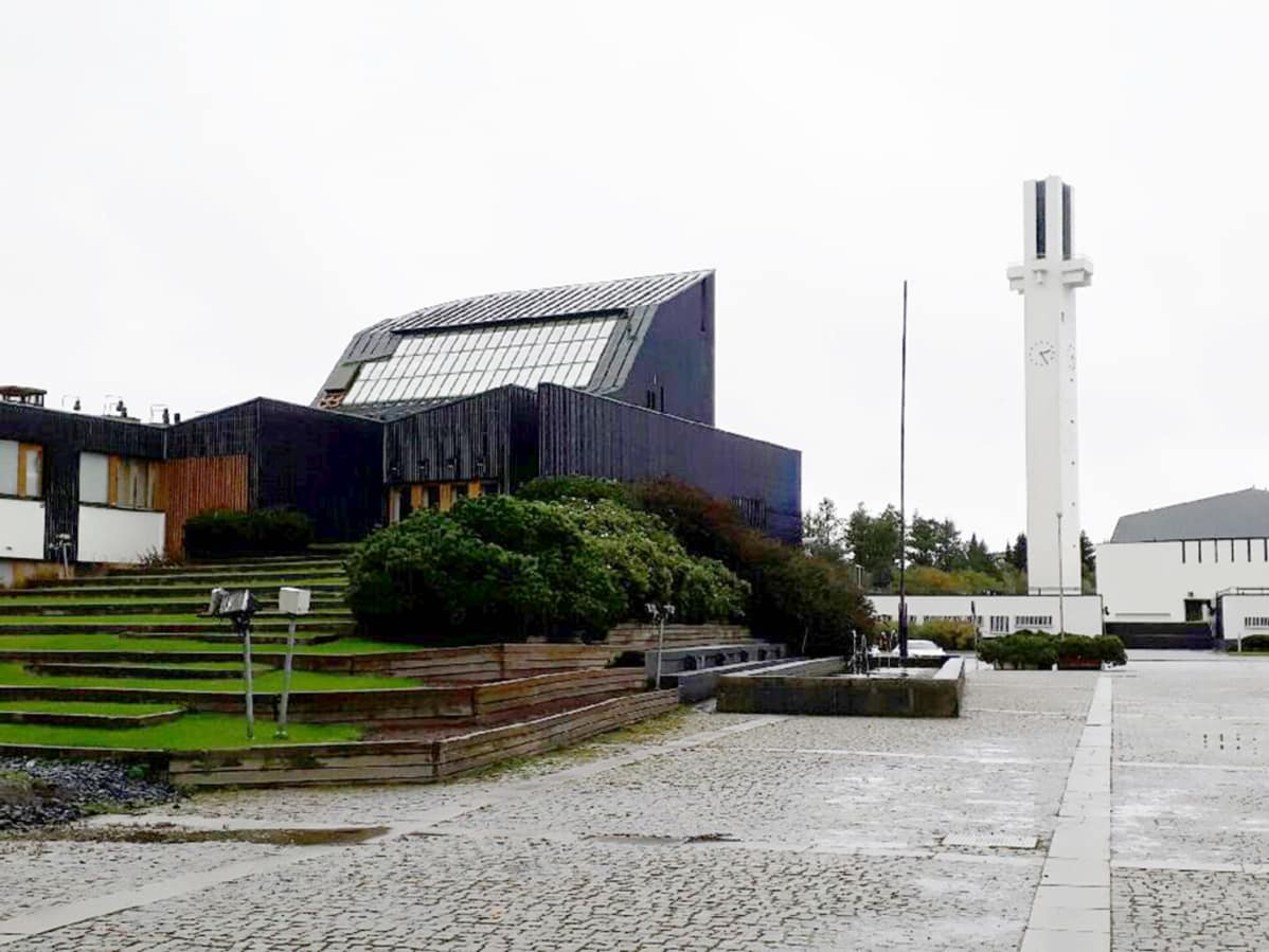 Aalto-keskuksessa ovat Alvar Aallon suunnittelema kaupungintalo ja Lakeuden Risti -kirkko.
