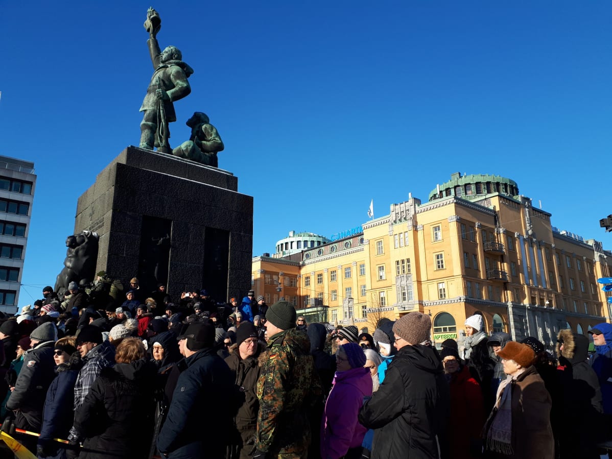 Yleisöä seuraamassa jääkärien muistopäivän paraatikatselmusta ja ohimarssia Vaasassa.
