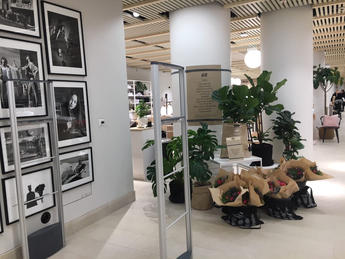 sisäänkäynti H&M:n myymälään