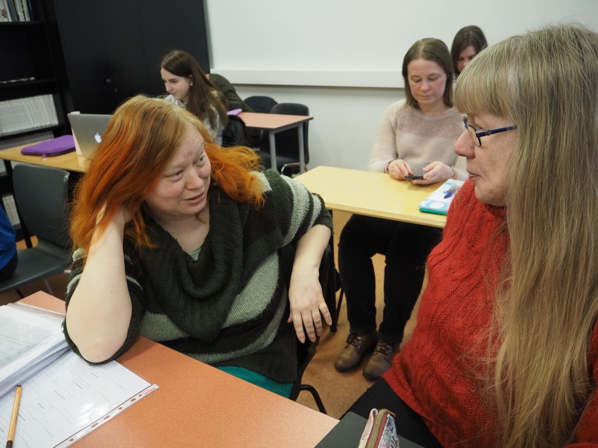 Katrin Alandi (vas.) ja Anneli Sihvart haluavat molemmat saada suomen kielen tulkin pätevyyden. Sihvart on jo venäjän ja latvian kielen tulkki.