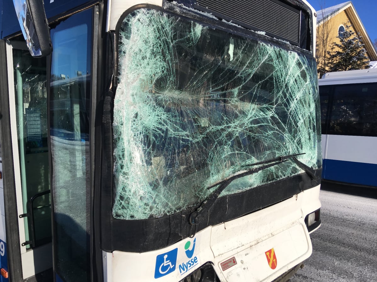 Bussin etulasi särkyi onnettomuudessa.