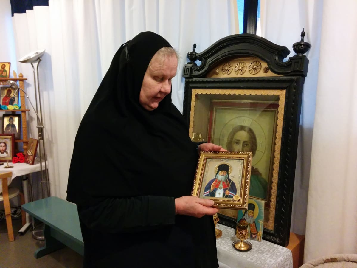 Nunna Elisabet näyttää Mikonkadun kappelin kallisarvoisin esinettä, joka on Luukas krimiläisen pyhäinjäännös eli relieekki. Se on kuva Luukas krimiläisestä ja siinä on myös napinkokoinen kohta, jossa uskotaan olevan osa tästä noin 100 vuotta sitten venäjällä eläneestä lääkäristä, joka on julistettu pyhäksi kärsimänsä vainon takia.