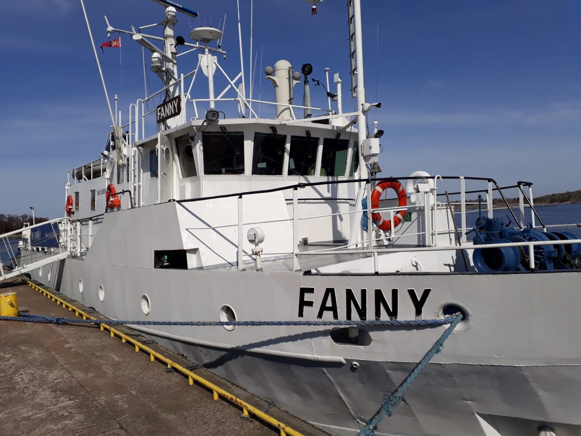 Fanny tiukasti kiinni Örön laiturissa.